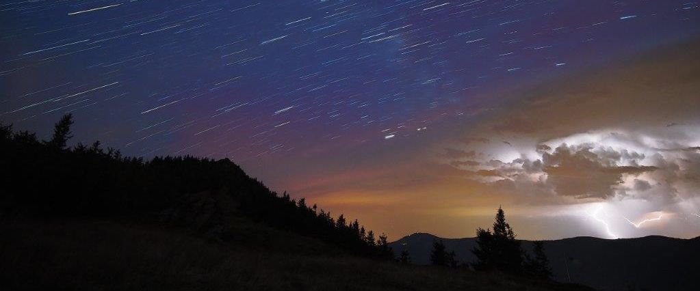 Startrails und Gewitter auf der Osserwiese. Bildautor: Florian Vogl