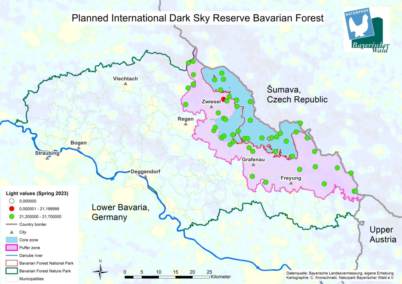 Karte des Sternenpark Bayerischer Wald mit Lichtmessungen: Kernzone (K) = hellblaue Fläche, Pufferzone (P) = rosafarbene Fläche