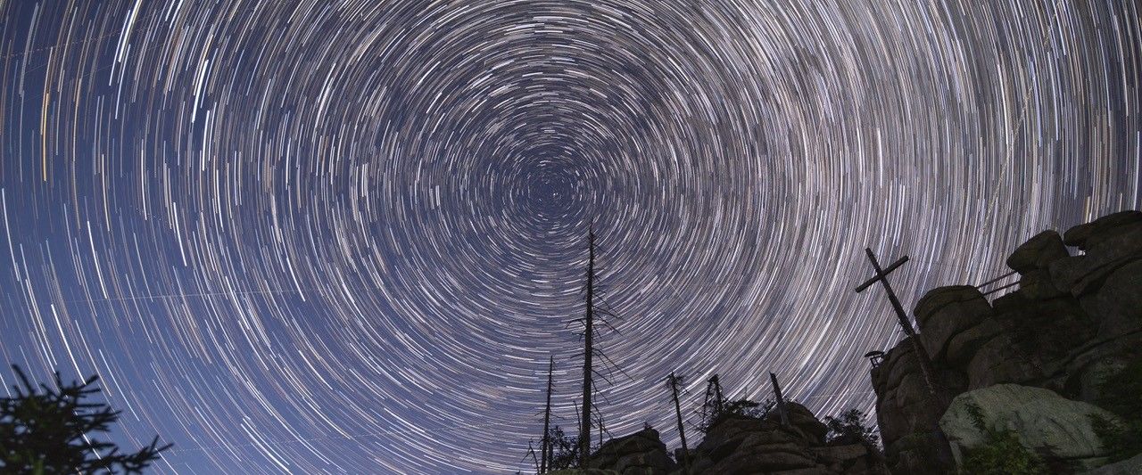 Startrails über Dreisessel im Bayerischen Wald. Bildautor: Gerhard Hackner Startrails über Dreisessel im Bayerischen Wald. Bildautor: Gerhard Hackner